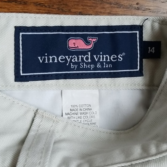 Boys 14, vineyard Vines Boys shorts khaki - Picture 3 of 4